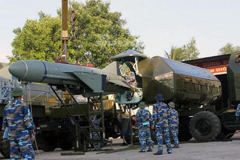 Thuỷ âm có thể sử dụng cho các loại vũ khí như thuỷ lôi, ngư lôi, các loại khí tài như tàu tàu săn ngầm, tàu quét mìn, tàu ngầm và cả trực thăng săn ngầm, máy bay săn ngầm cánh cố định. Giúp có thể phát hiện các loại tín hiện chuyển động trên mặt nước và dưới mặt nước, nhanh chóng nhận ra kẻ thù từ sớm, từ xa và từ đó có thể đưa ra các biện pháp tác chiến hợp lý cho từng tình huống. Ảnh: Nạp đạn tên lửa P-20M cho hệ thống 4K51 Rubezh.