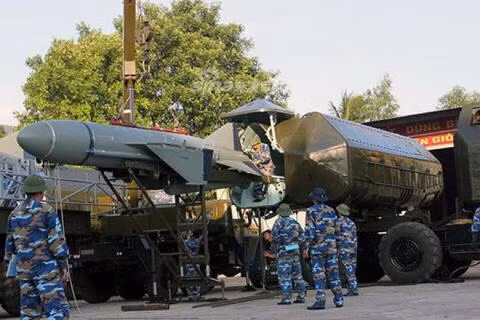 Thuỷ âm có thể sử dụng cho các loại vũ khí như thuỷ lôi, ngư lôi, các loại khí tài như tàu tàu săn ngầm, tàu quét mìn, tàu ngầm và cả trực thăng săn ngầm, máy bay săn ngầm cánh cố định. Giúp có thể phát hiện các loại tín hiện chuyển động trên mặt nước và dưới mặt nước, nhanh chóng nhận ra kẻ thù từ sớm, từ xa và từ đó có thể đưa ra các biện pháp tác chiến hợp lý cho từng tình huống. Ảnh: Nạp đạn tên lửa P-20M cho hệ thống 4K51 Rubezh.