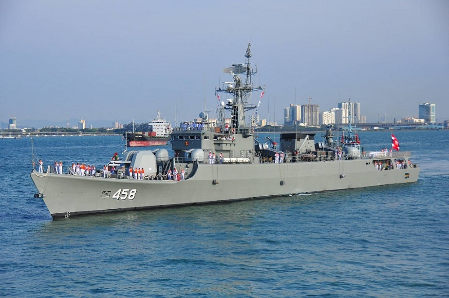Vũ khí chính của tàu là tám ống phóng tên lửa chống hạm tầm ngắn YJ-8 hoặc tên lửa chống hạm tầm trung YJ-81, hệ thống rocket chống ngầm, hai pháo nòng đôi 100mm đặt ở trước và sau đuôi tàu, bốn pháo phòng không 37mm. Cùng với đó là hệ thống chân vịt được tiếp sức bởi hai động cơ Diesel công suất 16.000 mã lực. Ảnh: Tàu HTMS Saiburi 458 của Hải quân Thái Lan.