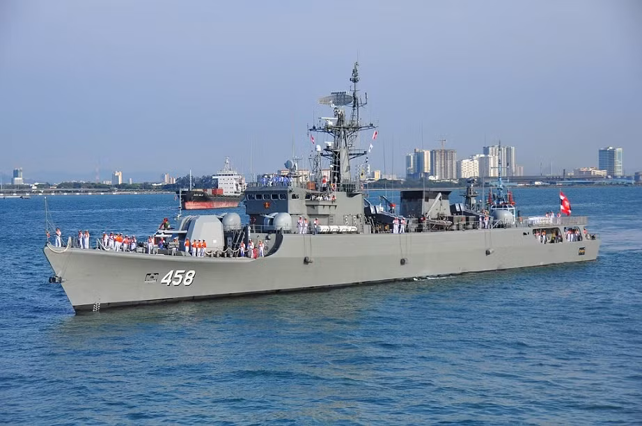 Vũ khí chính của tàu là tám ống phóng tên lửa chống hạm tầm ngắn YJ-8 hoặc tên lửa chống hạm tầm trung YJ-81, hệ thống rocket chống ngầm, hai pháo nòng đôi 100mm đặt ở trước và sau đuôi tàu, bốn pháo phòng không 37mm. Cùng với đó là hệ thống chân vịt được tiếp sức bởi hai động cơ Diesel công suất 16.000 mã lực. Ảnh: Tàu HTMS Saiburi 458 của Hải quân Thái Lan.