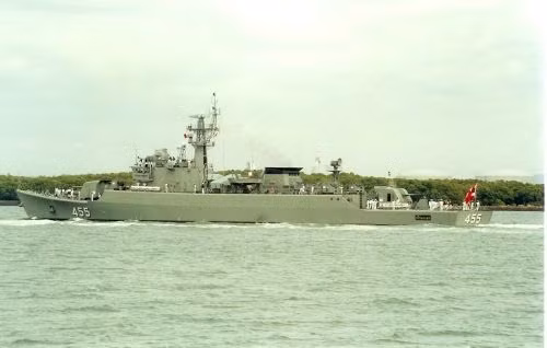 Tàu tuần tra xa bờ (OPV) là loại tàu đa năng được thiết kế để thực hiện các nhiệm vụ tuần tra, quản lý vùng đặc quyền kinh tế của quốc gia trên biển, bao gồm cả đảm bảo an toàn hàng hải và hoạt động cứu hộ cứu nạn đối với tàu thuyền đang hoạt động gặp sự cố hay thiên tai. Ảnh: Khinh hạm HTMS Chao Phraya của Hải quân Thái Lan