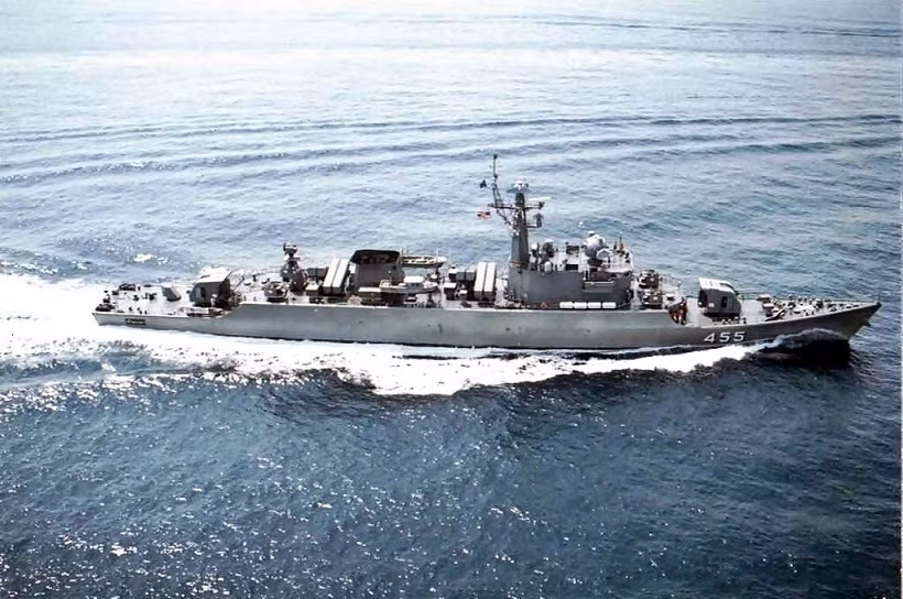 Mặc dù đã có thời gian hoạt động khoảng 30 năm trong biên chế, tuy nhiên những con tàu chiến này vẫn có một tầm quan trọng đối với hạm đội tàu mặt nước của Hải quân Thái Lan. Vì vậy nên, họ quyết định nâng cấp chúng để có thể tiếp tục sử dụng trong thời gian tới. Người Thái quyết định sẽ nâng cấp hai chiếc đầu tiên của loạt là HTMS Chao Phraya 455 và HTMS Bangpakong 456 để có thể đạt khả năng tác chiến cao tương đương với một tàu tuần tra xa bờ (OPV) hiện đại. Ảnh: Khinh hạm HTMS Chao Phraya 455.