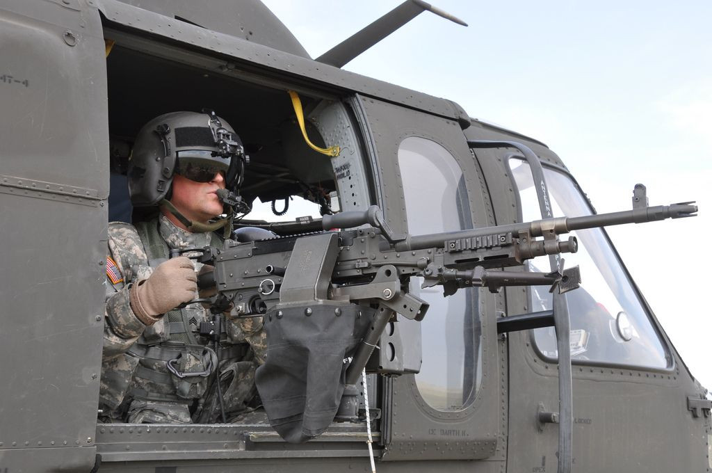 Phi đội Black Hawks sẽ thay thế phi đội Mi-8 do Liên Xô sản xuất. Hiện tại Mỹ đang tài trợ cho Litva, thông qua Chương trình khuyến khích tái cấp vốn châu Âu (ERIP), để đẩy nhanh quá trình loại biên những vũ khí, thiết bị quân sự có từ thời Liên Xô, ra khỏi biên chế của các quốc gia đồng minh. Ảnh: Súng máy M240H đi kèm trực thăng Black Hawks. Nguồn: Wikipedia. 