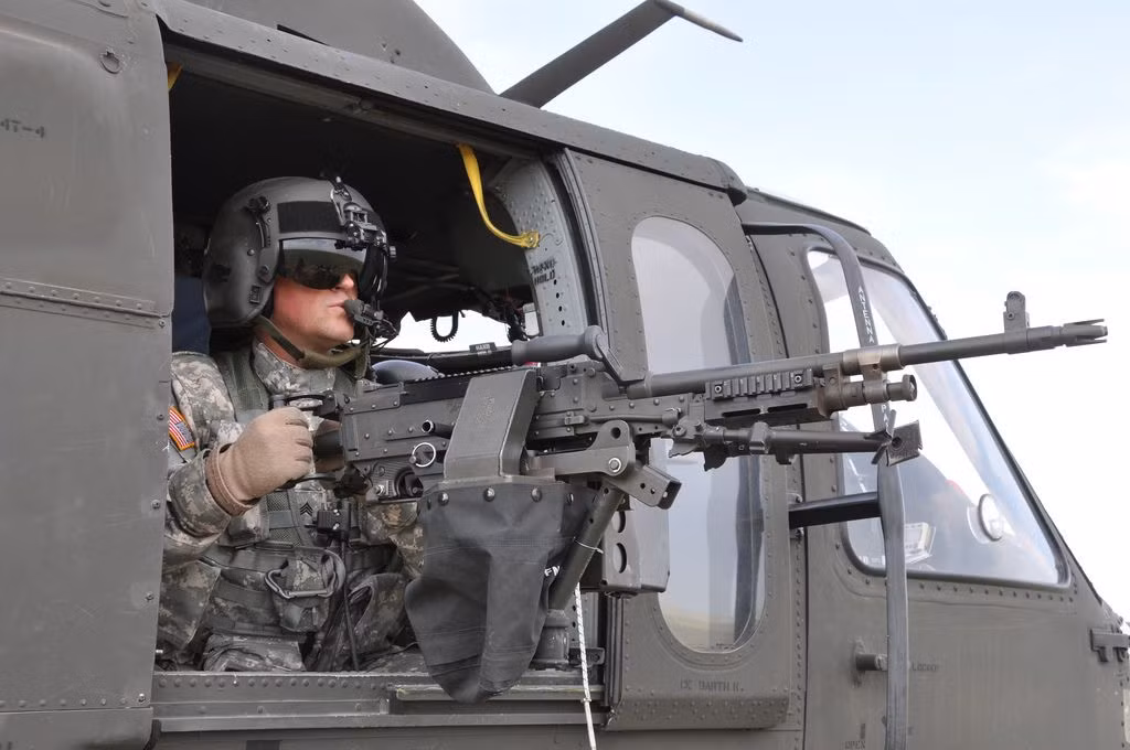 Phi đội Black Hawks sẽ thay thế phi đội Mi-8 do Liên Xô sản xuất. Hiện tại Mỹ đang tài trợ cho Litva, thông qua Chương trình khuyến khích tái cấp vốn châu Âu (ERIP), để đẩy nhanh quá trình loại biên những vũ khí, thiết bị quân sự có từ thời Liên Xô, ra khỏi biên chế của các quốc gia đồng minh. Ảnh: Súng máy M240H đi kèm trực thăng Black Hawks. Nguồn: Wikipedia. 