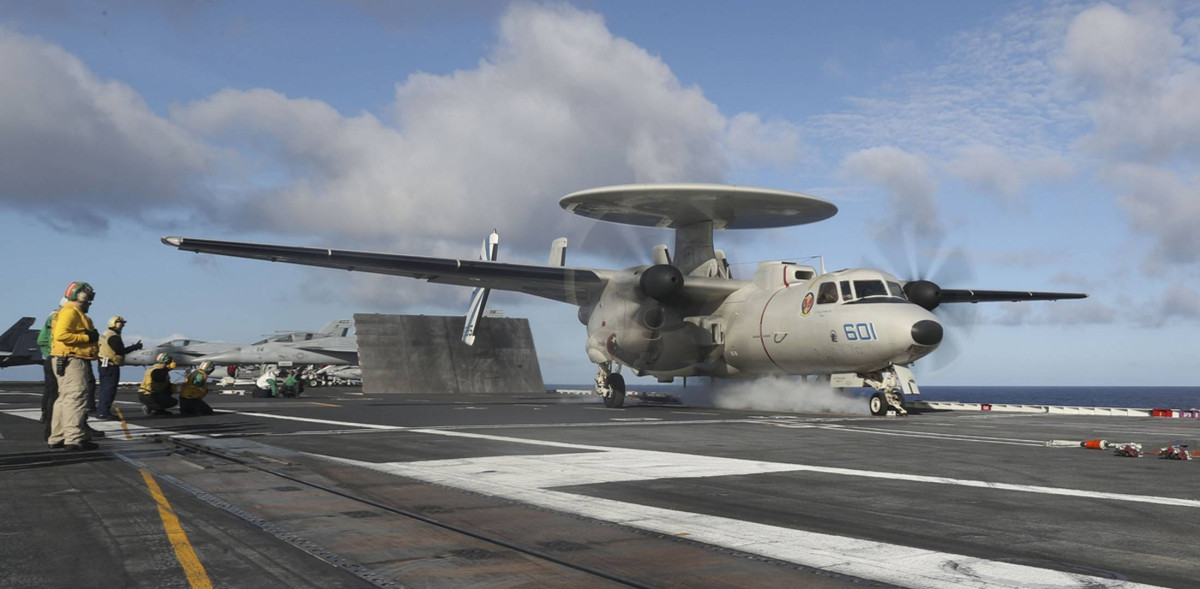 Máy bay E-2D sẽ tiếp tục và mở rộng khả năng hoạt động của hải quân Pháp và duy trì khả năng tương tác với hải quân Mỹ; là quốc gia đang khai thác máy bay E-2C, Pháp sẽ không gặp khó khăn gì trong việc sử dụng các thiết bị trên, để hỗ trợ cho các lực lượng chiến đấu của họ. Ảnh: Máy bay cảnh báo sớm E-2D Hawkeye. Nguồn: militaryaerospace