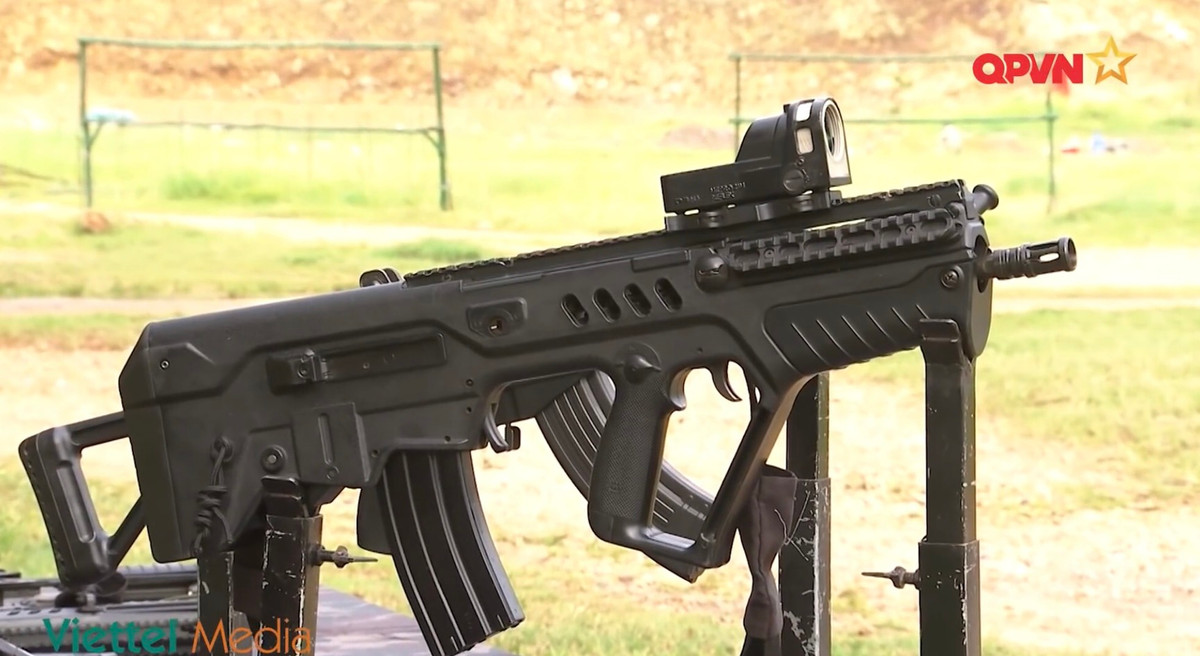 Hiện nay đặc công Việt Nam đang sử dụng phiên bản Ctar-21 chuyên dùng cho các lực lượng đặc nhiệm. Súng có chiều dài tổng thể 640mm với nòng súng dài 380mm, sử dụng cỡ đạn 5.56x45mm chuẩn NATO, trọng lượng 3.5kg, tốc độ bắn từ 750 - 950 phát/phút. Tầm bắn hiệu quả 300m và có thể lên tới 500m nếu được trang bị thêm kính ngắm điểm đỏ. Ảnh: Súng trường tấn công Ctar-21 với ống ngắm điểm đỏ Mepro.