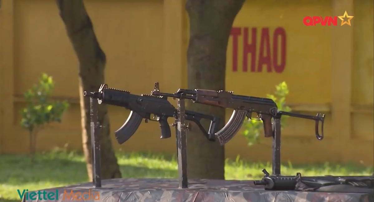 Súng sở dụng đạn cỡ 7.62x39mm với hộp tiếp đạn 30 viên, trọng lượng 3.5kg, chiều dài nòng 415mm và chiều dài tổng thể khi mở báng là 920mm, sơ tốc đầu đạn 715m/s và tốc độ bắn 600 - 650 phát/phút. Ảnh: AKMS (phải) và Galil Ace 31 (trái) của đặc công Việt Nam.