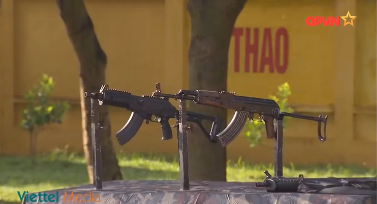 Súng sở dụng đạn cỡ 7.62x39mm với hộp tiếp đạn 30 viên, trọng lượng 3.5kg, chiều dài nòng 415mm và chiều dài tổng thể khi mở báng là 920mm, sơ tốc đầu đạn 715m/s và tốc độ bắn 600 - 650 phát/phút. Ảnh: AKMS (phải) và Galil Ace 31 (trái) của đặc công Việt Nam.