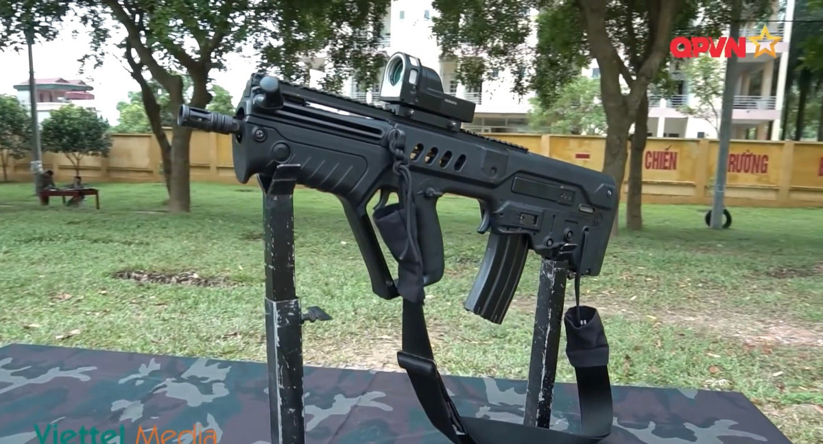 Đầu tiên là súng trường tấn công Tar-21. Súng được thiết kế và chế tạo bởi hãng IWI của Israel, là một trong những mẫu súng trường tấn công được đánh giá tốt nhất thế giới hiện nay. Với thiết kế Bullup đặc trưng (cò súng nằm phía trước hộp tiếp đạn) cho phép Tar-21 có thiết kế nhỏ gọn nhưng vẫn giữ nguyên được chiều dài nòng, đạt uy lực cao. Ảnh: Súng Tar-21 của đặc công Việt Nam.