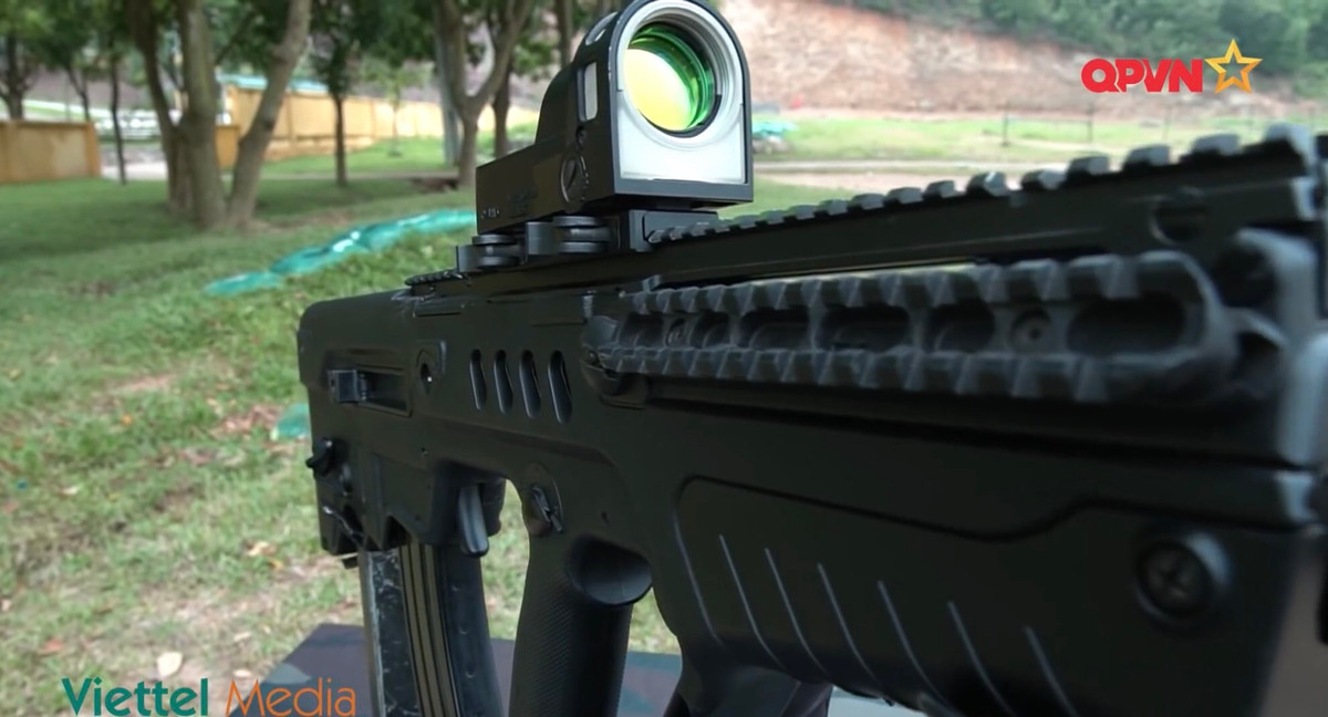 Bắt kịp với xu thế hiện đại của các mẫu súng trường tấn công trên thế giới hiện nay, Ctar-21 được trang bị các ray Picatinny ở trên lưng súng và phía bên phải thân súng cho phép mở rộng các loại phụ kiện như kính ngắm điểm đỏ ngày/đêm Mepro-21, kính ngắm quang học, đèn pin, đèn laser,… nhằm nâng cao khả năng tác chiến cho người lính. Ảnh: Cận cảnh các ray Picatinny trên thân súng Tar-21 của đặc công Việt Nam.