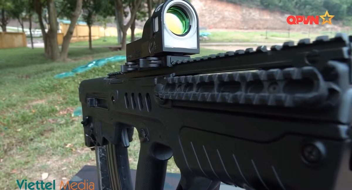 Bắt kịp với xu thế hiện đại của các mẫu súng trường tấn công trên thế giới hiện nay, Ctar-21 được trang bị các ray Picatinny ở trên lưng súng và phía bên phải thân súng cho phép mở rộng các loại phụ kiện như kính ngắm điểm đỏ ngày/đêm Mepro-21, kính ngắm quang học, đèn pin, đèn laser,… nhằm nâng cao khả năng tác chiến cho người lính. Ảnh: Cận cảnh các ray Picatinny trên thân súng Tar-21 của đặc công Việt Nam.