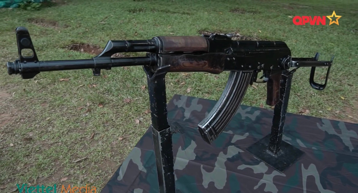 Và cuối cùng và cũng là mẫu súng quen thuộc nhất, súng trường tấn công AKMS. AKMS là phiên bản báng gấp của AKM với kích thước nhỏ gọn chuyên dùng cho các lực lượng đặc nhiệm của quân đội Liên Xô và các quốc gia khác. Ảnh: Cận cảnh súng AKMS của đặc công Việt Nam.