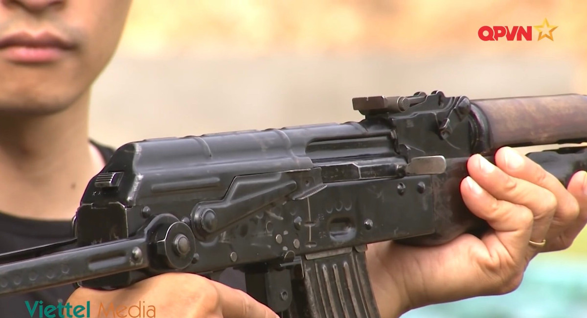 Nhược điểm lớn nhất của AKMS so với hai loại súng còn lại của Israel là thiết kế khá cổ điển, không có khả năng mở rộng phụ kiện như kính ngắm, tay cầm, đèn pin,.. vì không có các ray Picatinny. Tuy nhiên AKMS có ren đầu nòng dùng để gắn miếng vát bù nảy, hoặc khi cần trong những nhiệm vụ đặc biệt có thể lắp nòng giảm thanh, loa che tia lửa,.. Ảnh: Cận cảnh thân súng AKMS của đặc công Việt Nam