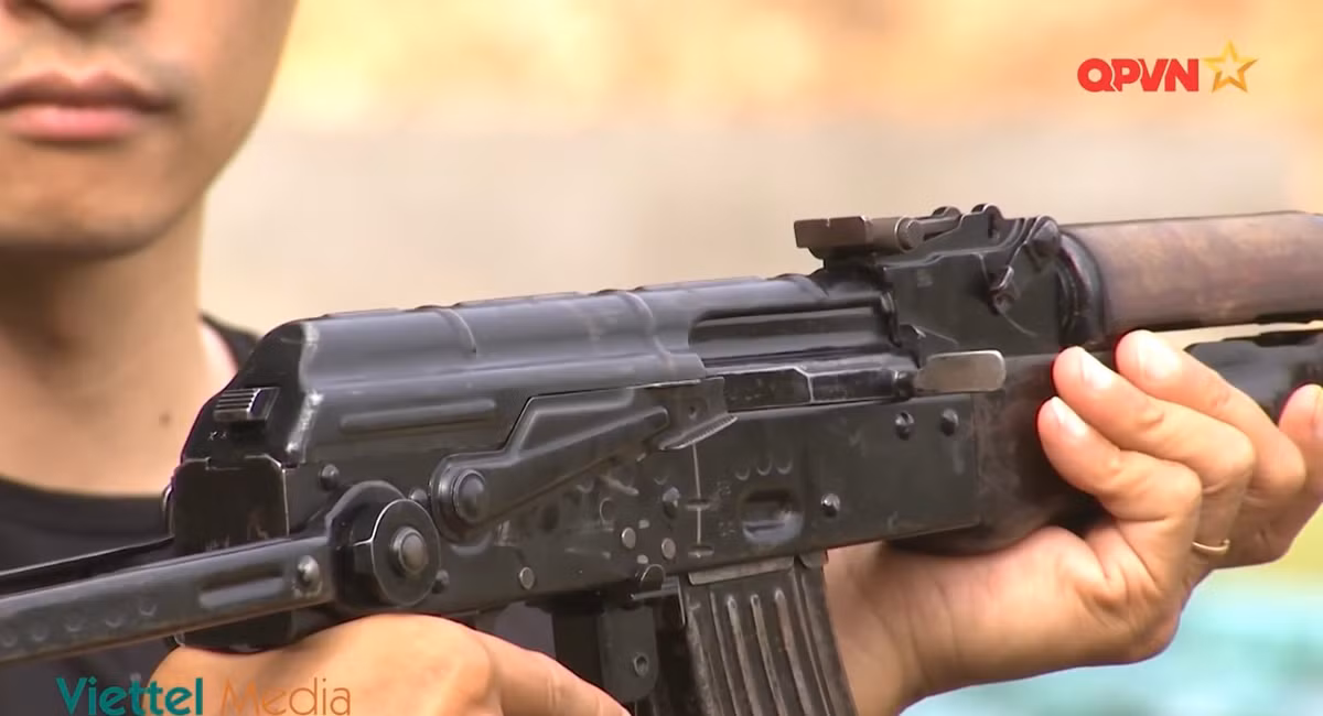 Nhược điểm lớn nhất của AKMS so với hai loại súng còn lại của Israel là thiết kế khá cổ điển, không có khả năng mở rộng phụ kiện như kính ngắm, tay cầm, đèn pin,.. vì không có các ray Picatinny. Tuy nhiên AKMS có ren đầu nòng dùng để gắn miếng vát bù nảy, hoặc khi cần trong những nhiệm vụ đặc biệt có thể lắp nòng giảm thanh, loa che tia lửa,.. Ảnh: Cận cảnh thân súng AKMS của đặc công Việt Nam