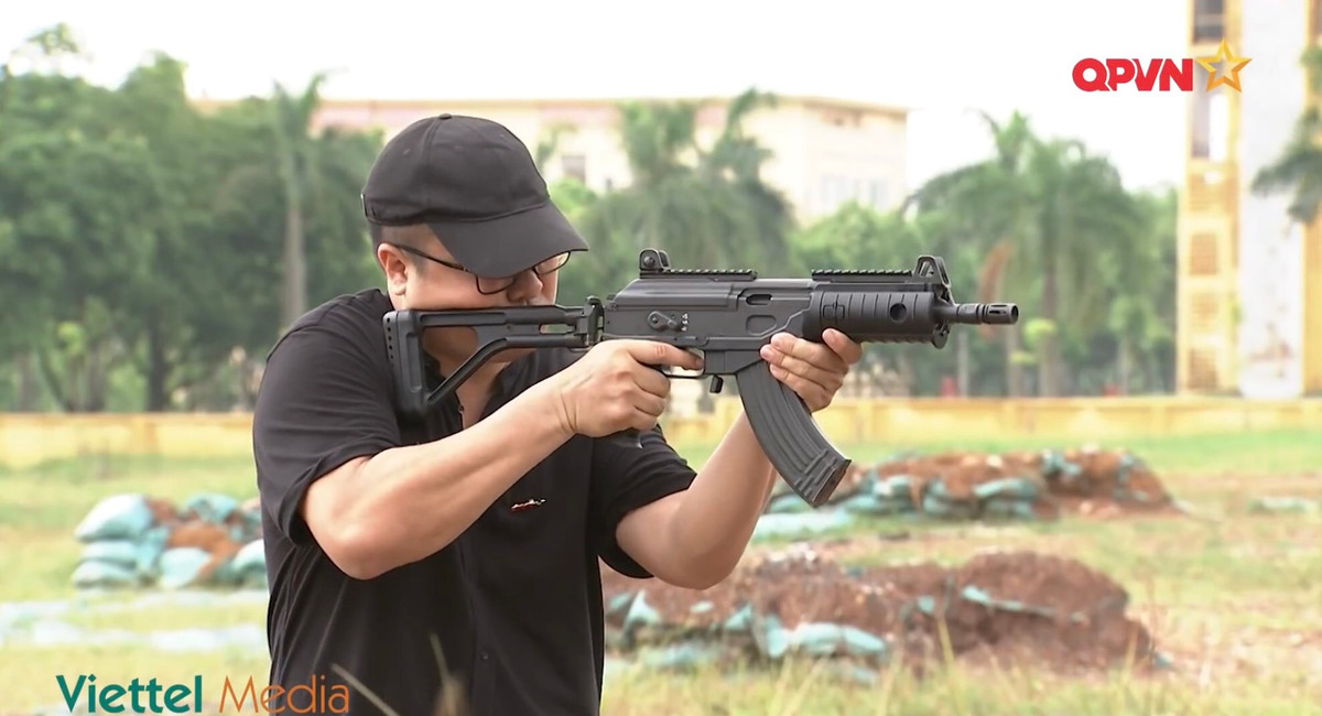 Súng được sử dụng bởi đặc công Việt Nam, có chiều dài tổng thể 730mm, nòng dài 215mm, trọng lượng 3kg, tốc độ bắn 680 - 880 phát/phút, sử dụng chung cỡ đạn 7.62x39mm và có thể sử dụng cơ hộp tiếp đạn của súng AK, tầm bắn hiệu quả 250m. Ảnh: MC chương trình trải nghiệm bắn súng Galil Ace 31