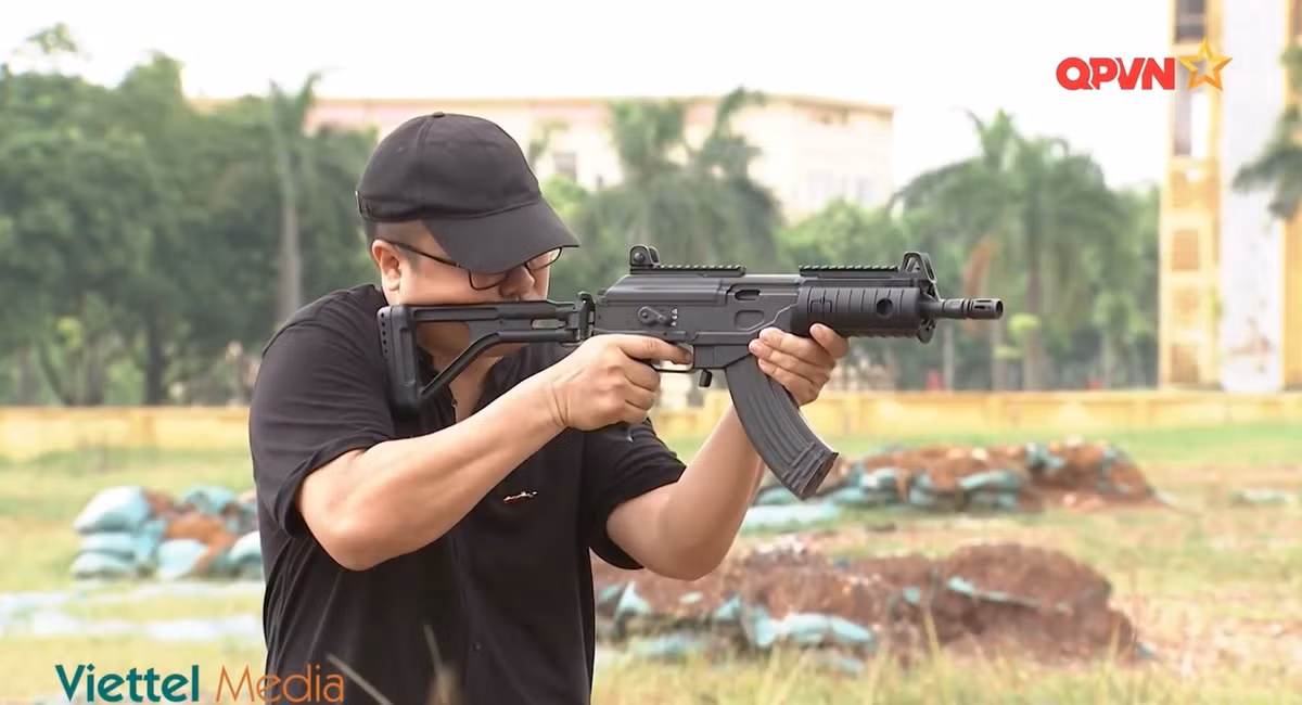 Súng được sử dụng bởi đặc công Việt Nam, có chiều dài tổng thể 730mm, nòng dài 215mm, trọng lượng 3kg, tốc độ bắn 680 - 880 phát/phút, sử dụng chung cỡ đạn 7.62x39mm và có thể sử dụng cơ hộp tiếp đạn của súng AK, tầm bắn hiệu quả 250m. Ảnh: MC chương trình trải nghiệm bắn súng Galil Ace 31