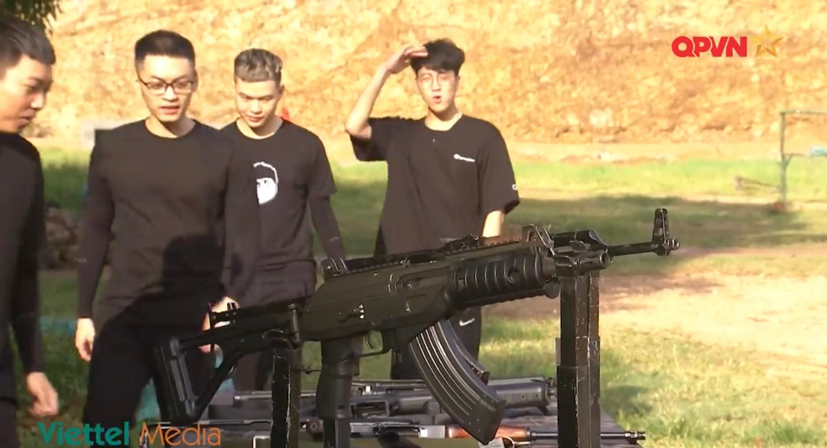 Mới đây, chương trình thực tế “Xạ thủ đua tài” đang thu hút được rất nhiều sự chú ý của giới đam mê quân sự vừa qua đã cho lên sóng tập thứ 5. Trong phần mới này, các nhân vật trải nghiệm được làm quen với cả ba loại súng trường tấn công hiện đại bậc nhất Quân đội ta hiện nay được trang bị cho lực lượng đặc công tại Lữ đoàn đặc công bộ 113. Ảnh: Các nhân vật trải nghiệm của chương trình tiếp xúc với các loại súng hiện đại.