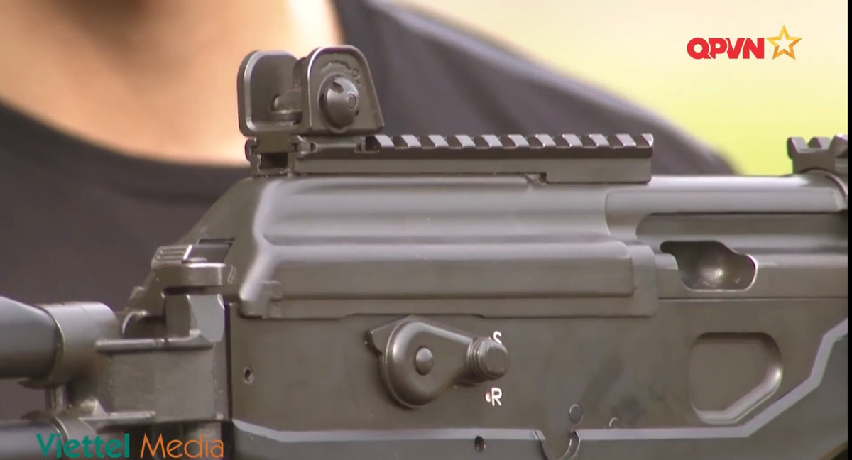 Khác với STV-215 sau này có khá nhiều sửa đổi tương đồng với AK, Galil Ace 31 vẫn giữ kiểu tay kéo bệ khóa nòng ở bên trái thân súng với miếng che bụi đặc trưng. Cơ cấu chuyển chế độ bắn được trang bị ở cả bên phải thân súng và bên trái (phía trên tay cầm), ốp lót tay vẫn còn giữ nguyên 2 ray Picatinny ở hai bên được che bằng một miếng nhựa. Ảnh: Cận cảnh thân súng Galil Ace 31 với nút chuyển chế độ bắn.