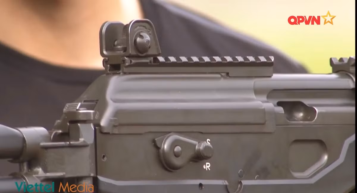 Khác với STV-215 sau này có khá nhiều sửa đổi tương đồng với AK, Galil Ace 31 vẫn giữ kiểu tay kéo bệ khóa nòng ở bên trái thân súng với miếng che bụi đặc trưng. Cơ cấu chuyển chế độ bắn được trang bị ở cả bên phải thân súng và bên trái (phía trên tay cầm), ốp lót tay vẫn còn giữ nguyên 2 ray Picatinny ở hai bên được che bằng một miếng nhựa. Ảnh: Cận cảnh thân súng Galil Ace 31 với nút chuyển chế độ bắn.