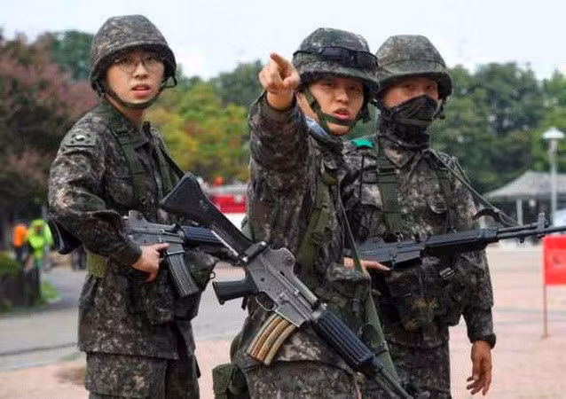 Trong sách trắng quốc phòng 2018 của Hàn Quốc công bố tháng 1/2019, Bộ Quốc phòng Hàn Quốc cho rằng, họ đã sẵn sàng đặt ra các kế hoạch hành động theo chương trình “Cải cách phòng thủ 2.0”, để tích cực giảm số lượng quân thường trực từ 599.000 quân hiện nay, xuống còn 500.000 quân vào năm 2022; nhằm đáp ứng với những thách thức tương lai.