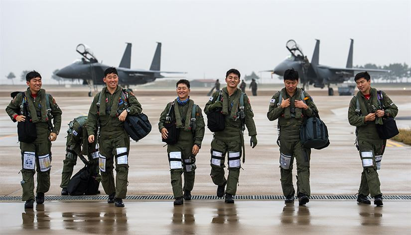 Cùng với Lục quân, Không quân Hàn Quôc đã duy trì mua sắm trang bị liên tục trong nhiều năm và thành quả là đã xây dựng được một lực lượng không quân hiện đại với khả năng tác chiến toàn phổ. Theo đó, Không quân Hàn Quốc đã sở hữu những khả năng mới nhất trong phòng không, tấn công, tình báo, giám sát, trinh sát (ISR) và cơ động đường không.