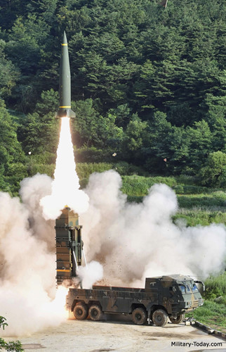 Không hề kém cạnh Triều Tiên, Hàn Quốc cũng phát triển loại tên lửa đạn đạo Hyunmu, sẽ được sử dụng để tiêu diệt vũ khí hạt nhân của Triều Tiên cũng như các vũ khí hủy diệt hàng loạt khác. Tên lửa Hyunmu-2B có tầm bắn 500 km, trong khi Hyunmu-2C theo báo cáo có thể tấn công mục tiêu ở cự ly tới 800 km.