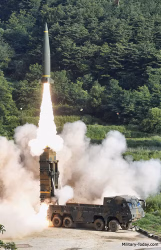 Không hề kém cạnh Triều Tiên, Hàn Quốc cũng phát triển loại tên lửa đạn đạo Hyunmu, sẽ được sử dụng để tiêu diệt vũ khí hạt nhân của Triều Tiên cũng như các vũ khí hủy diệt hàng loạt khác. Tên lửa Hyunmu-2B có tầm bắn 500 km, trong khi Hyunmu-2C theo báo cáo có thể tấn công mục tiêu ở cự ly tới 800 km.