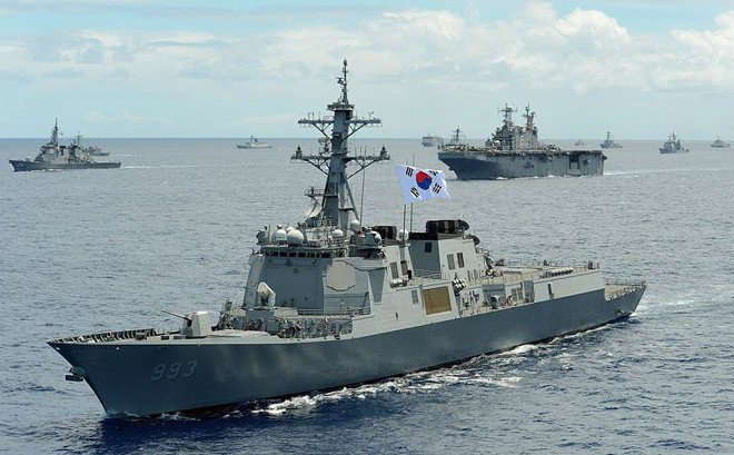 Về tàu mặt nước, lớp tàu hiện đại nhất của Hải quân Hàn Quốc hiện nay là 6 tàu khu trục tên lửa có điều khiển KDX-II. Một chiếc trong số tàu này được lắp hệ thống chiến đấu Aegis mang tên Sejong Đại Đế (KDX-III). Đưa Hàn Quốc đã trở thành quốc gia thứ 5, sử dụng hệ thống chiến đấu Aegis sau Nhật Bản, Na-uy, Tây Ban Nha và Mỹ.