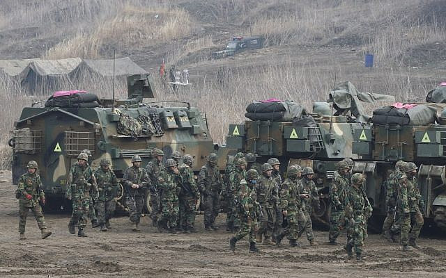 Để đối phó với lực lượng pháo binh hùng hậu của Triều Tiên, Lục quân Hàn Quốc cũng đang phát triển khả năng tấn công phủ đầu, cho phép hủy diệt nhanh chóng các hệ thống pháo binh tuyến trước của Triều Tiên. Ảnh: Quân đội Hàn Quốc tập trận đề phòng cuộc tấn công có thể của Triều Tiên. Ảnh: Afghanistan.