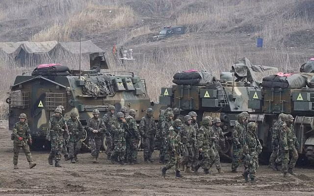 Để đối phó với lực lượng pháo binh hùng hậu của Triều Tiên, Lục quân Hàn Quốc cũng đang phát triển khả năng tấn công phủ đầu, cho phép hủy diệt nhanh chóng các hệ thống pháo binh tuyến trước của Triều Tiên. Ảnh: Quân đội Hàn Quốc tập trận đề phòng cuộc tấn công có thể của Triều Tiên. Ảnh: Afghanistan.