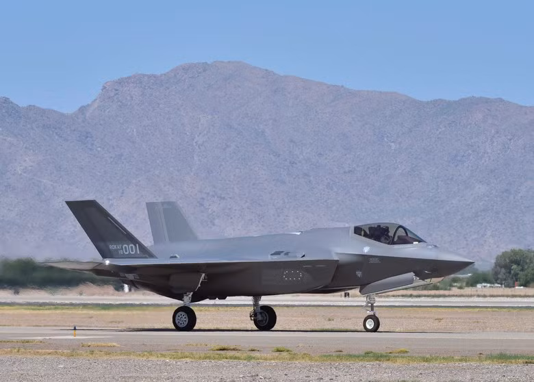 Hàn Quốc đã được ký họp đồng mua 40 chiếc máy bay F-35A; 8 chiếc F-35A đã được chuyển giao cho Không quân Hàn Quốc vào tháng 11/2019 và tất cả 40 chiếc sẽ được bàn giao và triển khai xong vào năm 2021. Hàn Quốc cũng có thể lựa chọn mua thêm 20 chiếc F-35A nữa nếu yêu cầu.