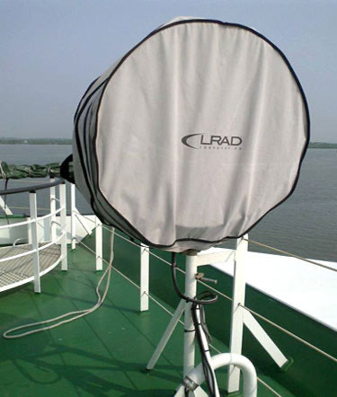 Hệ thống LRAD (Long Range Acoustic Device) là một vũ khí phi sát thương, được trang bị trên hầu hết các tàu tuần tra hiện đại của lực lượng chấp pháp trên biển Việt Nam bao gồm cả lực lượng cảnh sát biển và kiểm ngư. Ảnh: Cận cảnh hệ thống LRAD trên tàu DN-2000 của cảnh sát biển Việt Nam.