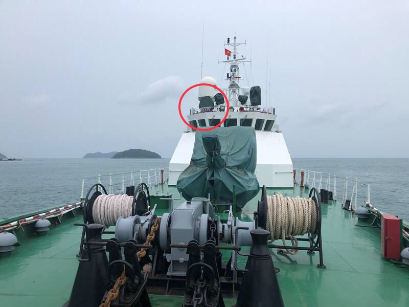 Hệ thống này có thể phát ra âm thanh cảnh báo hoặc tấn công ở mức phi sát thương với các tàu đang xâm phạm trái phép. Hiện nay, trên một số tàu cảnh sát biển Việt Nam đã được trang bị mẫu LRAD 1000Xi. Ảnh: Hệ thống LRAF (khoang tròn đỏ) trên tàu tuần tra TT-400 của cảnh sát biển Việt Nam. Nguồn: Thanh Niên.