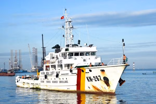 Tuy nhiên do những tác động vô cùng ghê gớm của thời tiết trên biển đối với khí tài, đặc biệt là các loại khí tài điện tử như LRAD, thông thường các tàu chấp pháp đi biển sẽ sử dụng bạt che để tránh tối đa sự tiếp xúc của khí tài đối với môi trường. Ảnh: Tàu KN-750 trùm bạt che với các thiết bị trinh sát, liên lạc, camera toàn cảnh, LRAD và hệ thống vòi rồng trên tàu khi đang làm nhiệm vụ, chỉ tháo ra khi cần sử dụng.