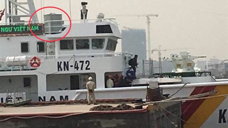Đặc biệt trên các tàu tuần tra KN-750 hiện đại của Kiểm ngư Việt Nam, LRAD được thiết kế gọn gàng, được bảo vệ trong một chiếc thùng, có thể nhanh chóng dựng lên hoặc hạ xuống, tránh để hỏng hóc thiết kế trong các điều kiện chủ quan cũng như khách quan, giúp nhanh chóng triển khai khí tài trong các trường hợp khẩn cấp. Ảnh: Cận cảnh hệ thống LRAD (khoanh tròn đỏ) trên tàu tuần tra KN-750 của kiểm ngư Việt Nam trong trạng thái đóng.