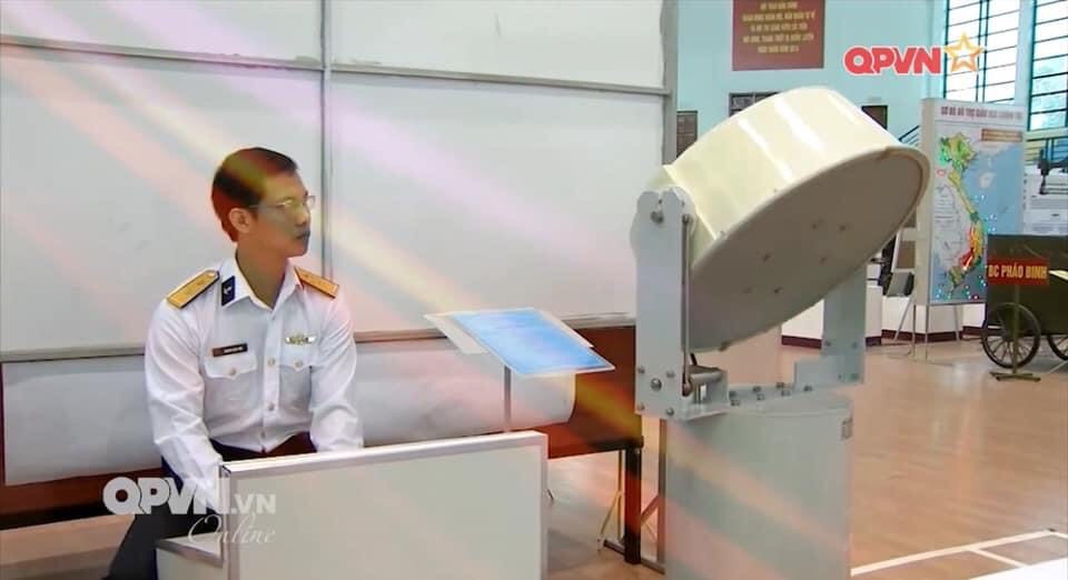 Loại LRAD được trang bị trên các tàu Kiểm ngư KN-750 cũng là loại do Việt Nam tự nghiên cứu chế tạo, có thông số kỹ thuật tương đương với loại nhập khẩu từ nước ngoài đồng thời có cải tiến thêm hệ thống thùng bảo vệ, giúp cho LRAD luôn trong trại thái tốt sau những chuyến hải trình dài ngày trên biển, chịu nhiều tác động của thời tiết. Ảnh: Loại LRAD Việt Nam tự nghiên cứu chế tạo trên các tàu KN-750.