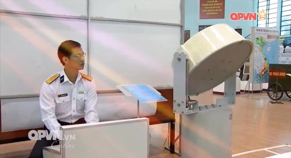 Loại LRAD được trang bị trên các tàu Kiểm ngư KN-750 cũng là loại do Việt Nam tự nghiên cứu chế tạo, có thông số kỹ thuật tương đương với loại nhập khẩu từ nước ngoài đồng thời có cải tiến thêm hệ thống thùng bảo vệ, giúp cho LRAD luôn trong trại thái tốt sau những chuyến hải trình dài ngày trên biển, chịu nhiều tác động của thời tiết. Ảnh: Loại LRAD Việt Nam tự nghiên cứu chế tạo trên các tàu KN-750.