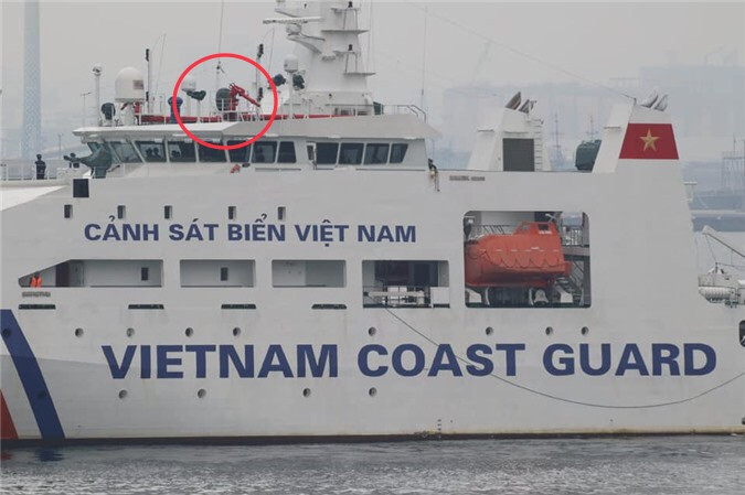 LRAD 1000Xi có khối lượng khoảng 40kg, có thể phát chùm âm thanh định hướng ở khoảng cách lên đến 3000m tuỳ vào điều kiện môi trường và phát ra mức âm hưởng tối đa 150dB với góc 30 độ. Đây là mức âm hưởng vượt qua khỏi giới hạn gây đau đớn cho con người (130dB) và đủ để gây thủng màng nhĩ. Ảnh: Vị trí hệ thống LRAD trên tàu tuần tra DN-2000 hiện đại của cảnh sát biển Việt Nam.