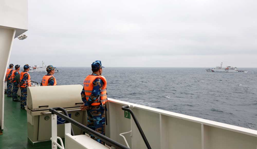 Trong công cuộc đấu tranh thực thi chủ quyền cũng như luật pháp Việt Nam trên biển, có rất nhiều tình huống phức tạp và nóng bỏng đòi hỏi các lực lượng chấp pháp của ta phải có những hành động răn đe. Nhưng không thể trong bất cứ trường hợp nào cũng sử dụng các loại hỏa lực sát thương được trang bị, chính vì vậy vũ khí phi sát thương là một lựa chọn hợp lý. Một trong số đó có hệ thống âm thanh cao tần LRAD vô cùng lợi hại. Ảnh: Tàu cảnh sát biển Việt Nam trong một lần diễn tập chung trên biển với lực lượng Hải cảnh Trung Quốc.