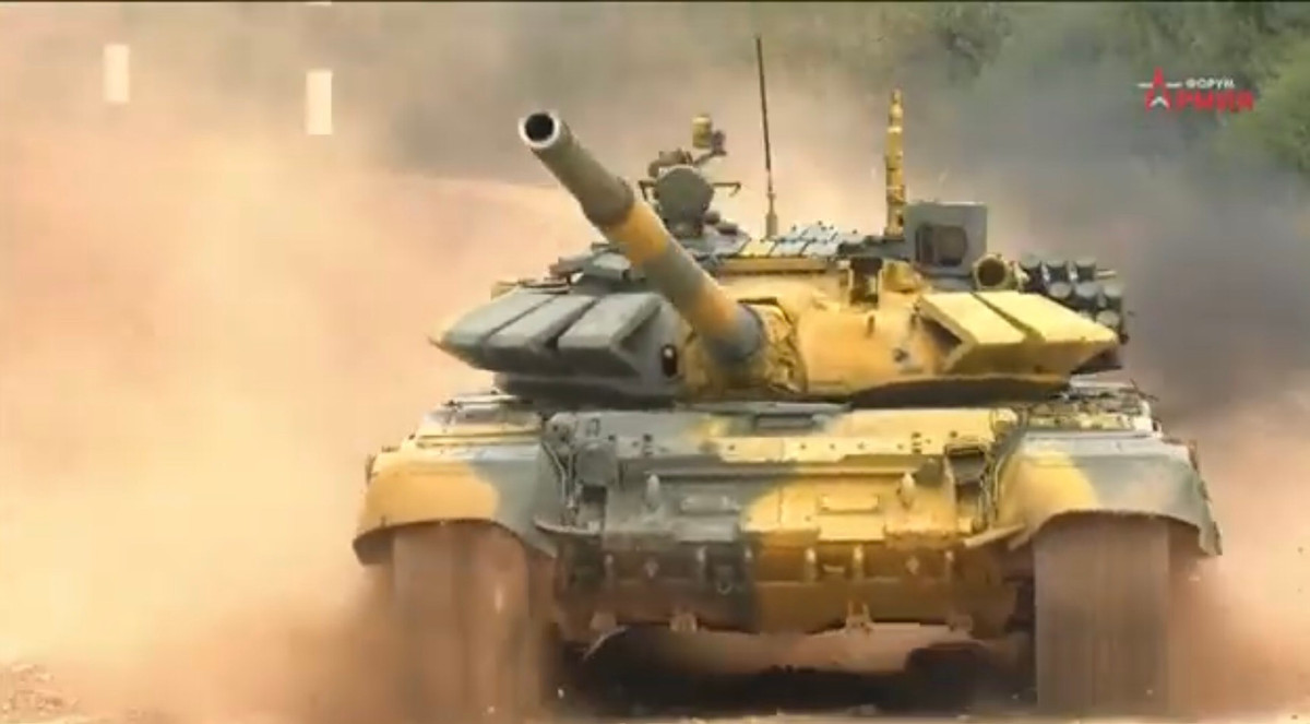 Và cũng như chúng ta đã biết, tại bài thi này, kíp lái số 1 của đội tuyển xe tăng Việt Nam đã thi đấu vô cùng xuất sắc, về đích đầu tiên dẫu xuất phát sau đối thủ và hạ gục cả 5/5 mục tiêu. Với tổng thời gian hoàn thành bài thi là 28 phút 20 giây cả ba vòng chạy, bỏ xa đối thủ về thứ hai là Nam Ossetia hơn 6 phút. Qua đó, tạm thời giữ vị trí đứng nhất toàn đoàn tại bảng 2 của giải đấu. Ảnh: Xe tăng của đội tuyển Việt Nam hành tiến tốc độ cao.