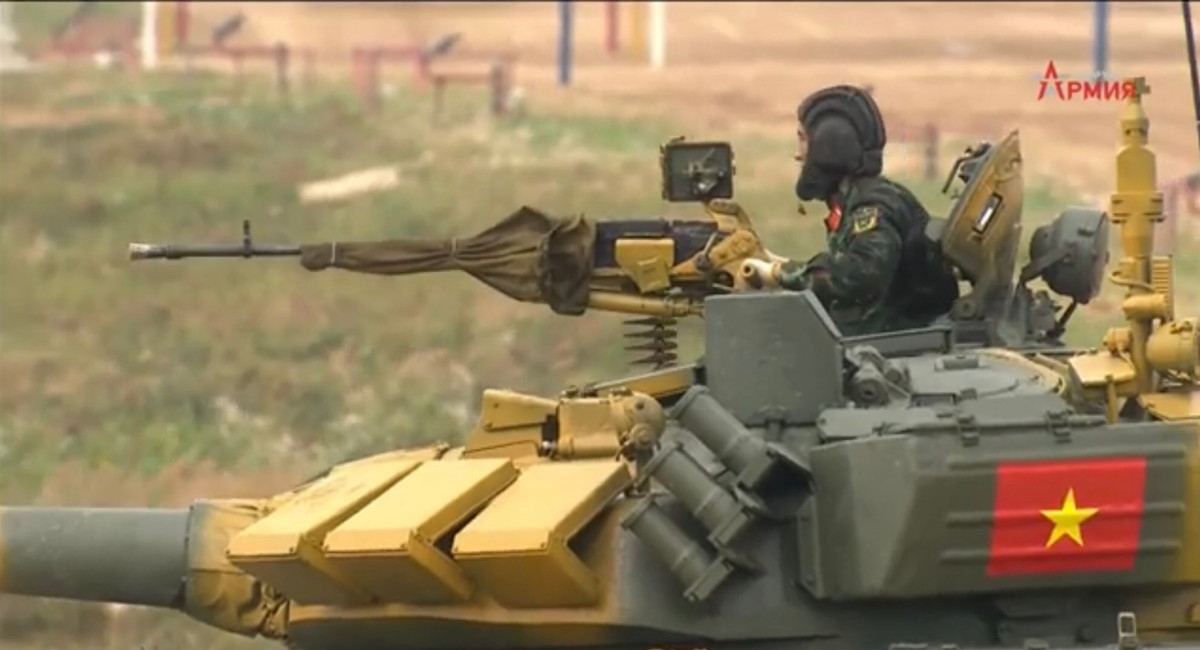 Ba là, sau khi trưởng xe đồng chí Đại úy Trần Việt Hải đã lắp đạn 12.7mm vào súng máy phòng không, xe đã bất ngờ chồm lên phía trước một chút. Mặc dù không gây ảnh hưởng lớn đến bài thi, nhưng đây là lỗi nhỏ dẫn đến gây mất an toàn, trưởng xe dễ bị cướp cò khai hỏa bất ngờ. Ảnh: Trưởng xe sau khi lắp đạn vào súng thì xe bất ngờ chồm lên một chút, không quá đáng kể.