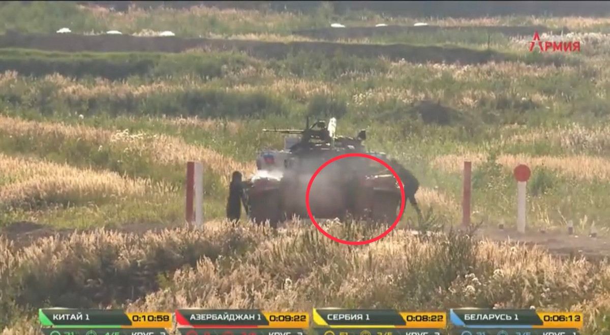 Tại trận đấu đầu tiên của nhánh số 1 bảng 1 vào chiều ngày 23/8 giữa các đội xe tăng Trung Quốc, Belarus, Serbia và Azerbaijan. Kíp lái số 1 của đội Azerbaijan khi tiếp đạn cho xe cũng mắc lỗi tương tự kíp xe Việt Nam là lái xe chạy phía trước súng (lên xe phía bên phải), tuy nhiên lỗi này của đội bạn đã được bỏ qua. Ảnh: Lái xe Azerbaijan cơ động lên xe phía bên phải.