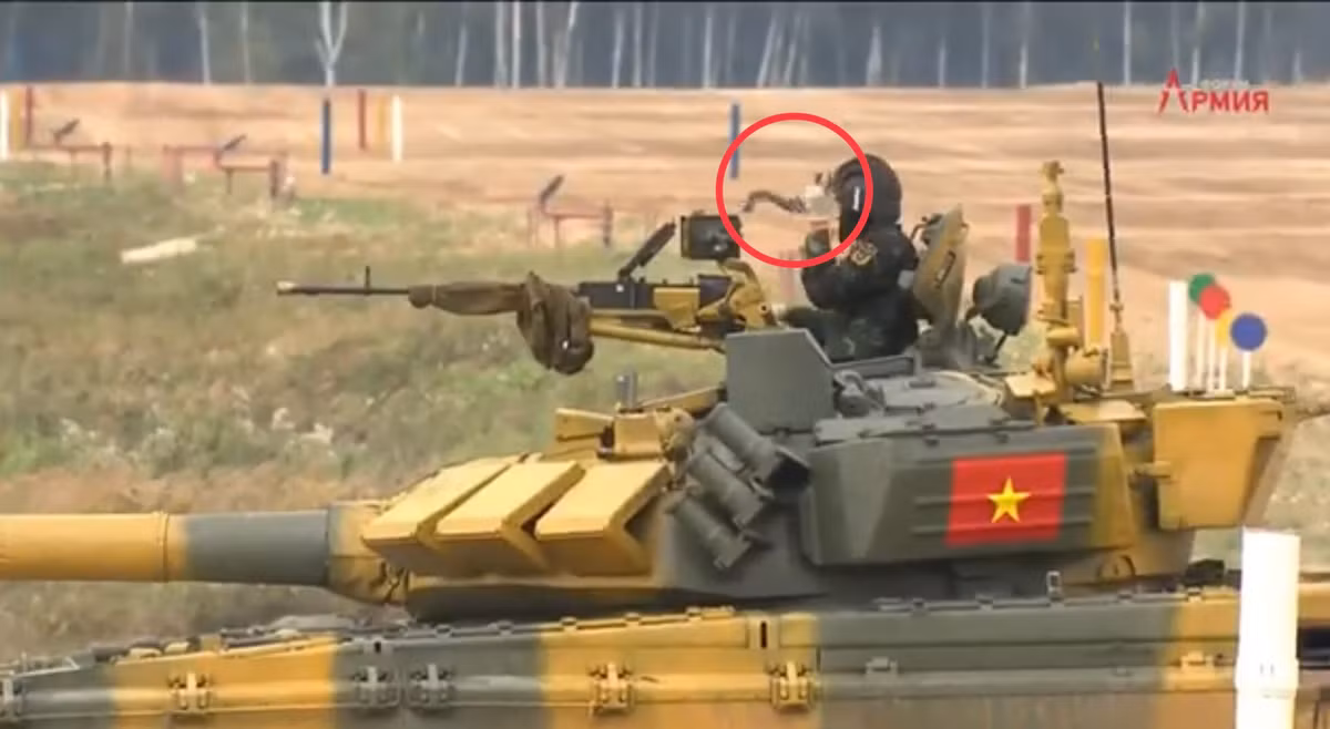 Đây là một thông tin hoàn toàn sai lầm. Với kinh nghiệm thi đấu qua hai kỳ Tank Biathlon 2018 và 2019, Đại úy Trần Việt Hải nắm rất rõ quy tắc an toàn khi thi đấu. Sau loạt 3 viên đầu tiên, mục tiêu của đội tuyển Việt Nam đã trúng đạn 12.7mm bốc khói mù mịt, trưởng xe cũng nhanh chóng bắn hết số đạn thừa và không để sót lại một viên nào. Ảnh: Cận cảnh dây đạn do Đại úy Trần Việt Hải tháo ra khỏi súng, có thể thấy rõ không còn thừa bất cứ viên nào.