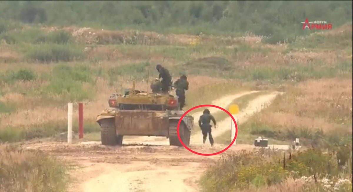 Hai là, sau quá trình tải đạn, lái xe Trung úy Hoàng Mạnh Tuấn đã chạy phía trước súng (lên xe bên phải) 2 lần, mà theo thông lệ là phải lên xe phía bên trái. Ảnh: Đồng chí Hoàng Mạnh Tuấn lên xe từ phía bên phải, sai quy định.