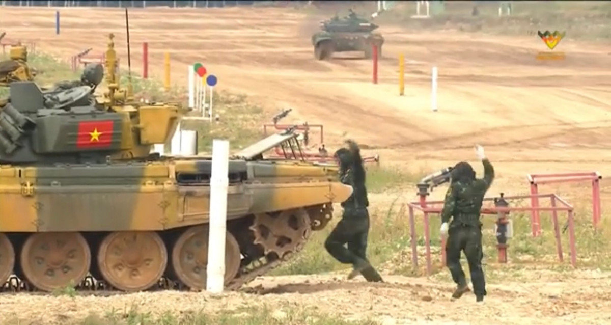 Theo nhận định ban đầu, các lỗi mà đội Việt Nam mắc phải như sau. Một là, trong quá trình xuống xe tiếp đạn, kíp xe đã không điểm danh đủ 3 người mà đã bắt đầu tải đạn. Ảnh: Khi điểm danh kíp xe để thực hiện tải đạn súng máy 12.7mm, lái xe Trung úy Hoàng Mạnh Tuấn đã không điểm danh kịp thời mà tiến vào tải đạn ngay.