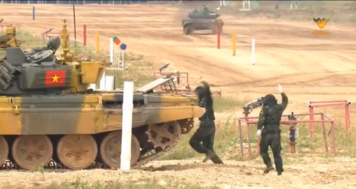 Theo nhận định ban đầu, các lỗi mà đội Việt Nam mắc phải như sau. Một là, trong quá trình xuống xe tiếp đạn, kíp xe đã không điểm danh đủ 3 người mà đã bắt đầu tải đạn. Ảnh: Khi điểm danh kíp xe để thực hiện tải đạn súng máy 12.7mm, lái xe Trung úy Hoàng Mạnh Tuấn đã không điểm danh kịp thời mà tiến vào tải đạn ngay.