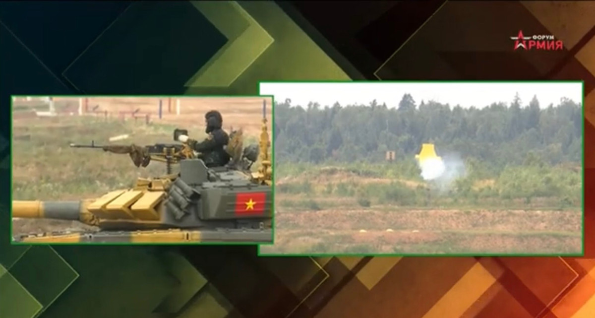 Có một số thông tin cho rằng lí do đội tuyển xe tăng Việt Nam bị phạt cộng thêm 4 phút là do trong quá trình thực hiện bài bắn súng máy phòng không 12.7mm tiêu diệt bia số 25, trưởng xe Đại úy Trần Việt Hải đã không bắn hết cơ số đạn 15 viên được cấp và đã ném dây đạn thừa 4 viên xuống thao trường, gây nguy hiểm cho các đội thi khác và tổ trọng tài. Ảnh: Trưởng xe kíp lái số 1 của đội tuyển Việt Nam thực hiện bài bắn súng máy 12.7mm trúng mục tiêu.