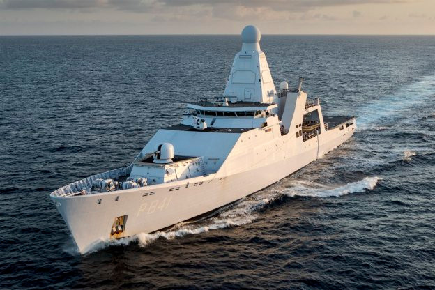 Vào cuối năm 2007, Bộ Quốc phòng Vương quốc Hà Lan và công ty đóng tàu DAMEN đã ký một hợp đồng đóng mới 4 tàu tuần tra xa bờ (Offshore Patrol Vessel - OPV) lớp Holland cho hải quân nước này với tổng giá trị hợp đồng là 467.8 triệu Euro (tức khoảng 150 triệu USD/chiếc) với yêu cầu là một mẫu tàu chiến đa năng, có trang bị pháo hạm và hệ thống phòng thủ tầm gần (CIWS) để chống lại các mục tiêu trên mặt biển và trên không, đồng thời phải có tính tự động hóa cao, thủy thủ đoàn chỉ cần 50 người. Ảnh: Tàu tuần tra Holland của hải quân Hà Lan.