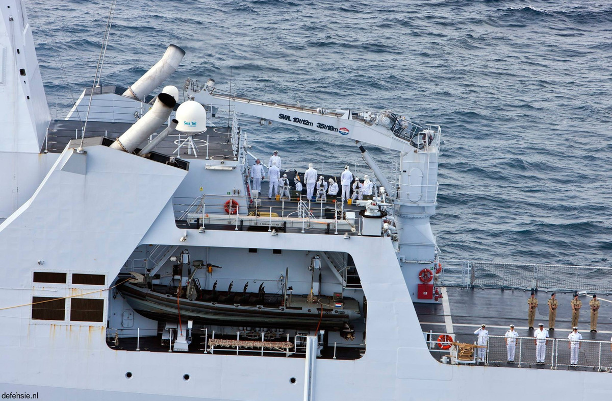 Ống khói của tàu được thiết kế tinh tế, được đặt ở hai bên thượng tầng nhằm tạo không gian cho việc bố trí hangar trực thăng. Thủy thủ đoàn vận hành tàu chỉ từ 50 - 54 người, ít hơn 3 lần so với những lớp tàu tương tự của hải quân Hà Lan trước đó. Ngoài ra tàu còn có khả năng tiếp nhận thêm 40 hành khách trong trường hợp đặc biệt và có thể hoạt động liên tục 21 ngày trên biển. Ảnh: Cận cảnh ống khói của tàu Holland được thiết kế tinh tế.