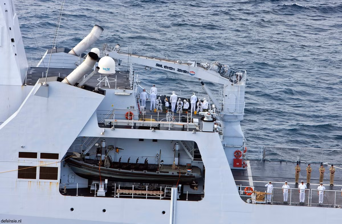 Ống khói của tàu được thiết kế tinh tế, được đặt ở hai bên thượng tầng nhằm tạo không gian cho việc bố trí hangar trực thăng. Thủy thủ đoàn vận hành tàu chỉ từ 50 - 54 người, ít hơn 3 lần so với những lớp tàu tương tự của hải quân Hà Lan trước đó. Ngoài ra tàu còn có khả năng tiếp nhận thêm 40 hành khách trong trường hợp đặc biệt và có thể hoạt động liên tục 21 ngày trên biển. Ảnh: Cận cảnh ống khói của tàu Holland được thiết kế tinh tế.